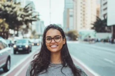 Joven en la ciudad