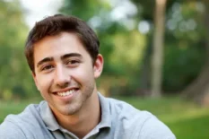 Joven sonriendo en el campo