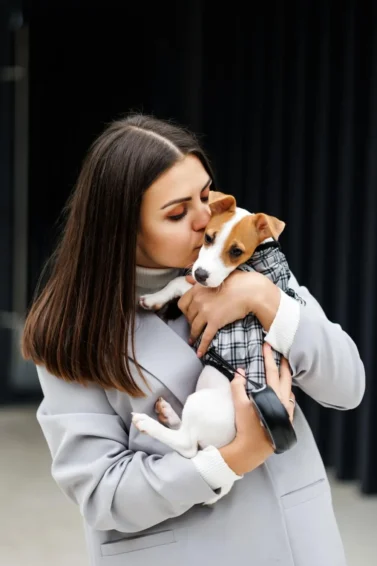 Dueña abrazando a su mascota
